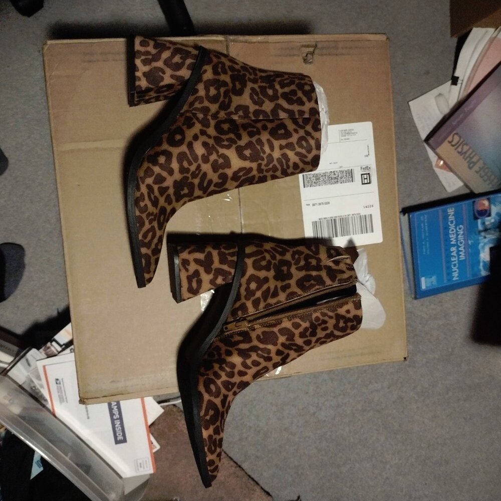 Super cute leopard print ladies booties size 8M NWOT